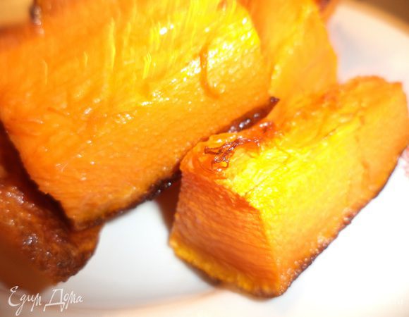 Тыкву нарезать кусочками, выложить на смазанный растительным маслом противень. Сбрызнуть тыкву растительным маслом. Запекать 30 минут при температуре 200 градусов.