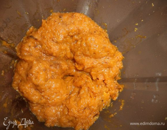 Кусочки тыквы слегка остудить, пюрировать в блендере.