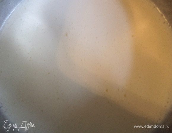 Взбить белки со щепоткой соли.