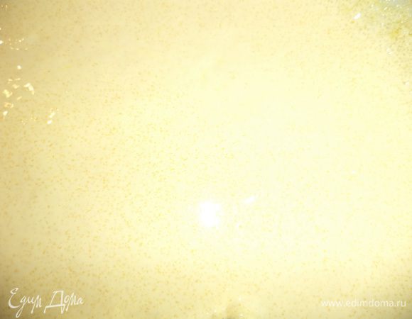 Взбить желтки с сахаром и ванильным сахаром в пышную массу. 