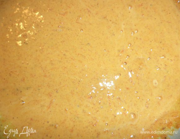 Добавить тыквенное пюре в желтковую массу, перемешать.
Добавить муку и разрыхлитель, перемешать. Добавить взбитые белки, аккуратно перемешать.