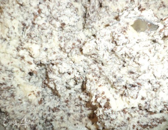 Для начинки размягчённое сливочное масло взбить с сахарной пудрой. Добавить протёртый творог и сметану, тщательно перемешать.
Шоколад натереть на крупной тёрке, добавить в творожную массу.