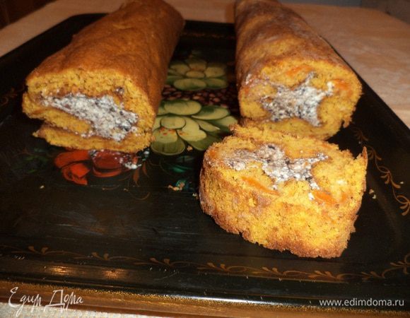 Развернуть остывший рулет. Намазать его творожной начинкой, и снова свернуть в рулет.
Угощайтесь!!!