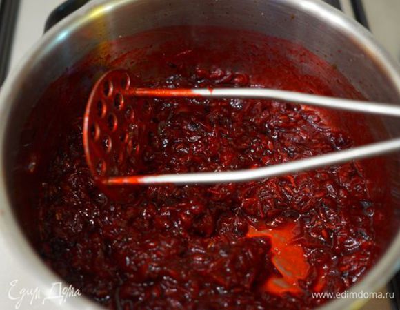 Барбарис вымыть, поставить на огонь, добавить совсем немного воды и сахар, дождаться закипания, проварить минут 7, подавить картофелемялкой, перетереть через сито.