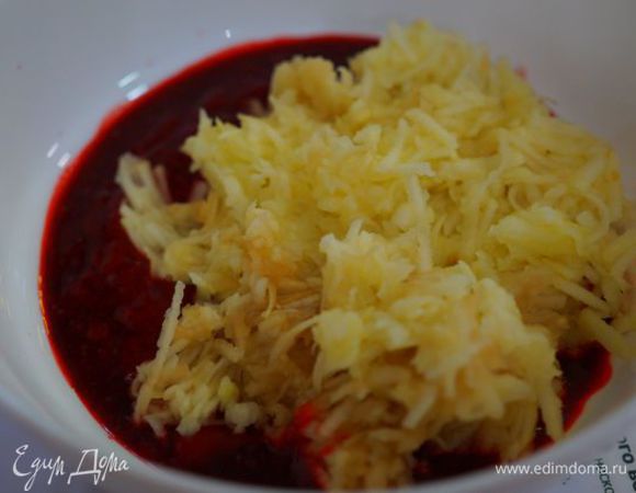 Крупное сладкое яблоко очистить от кожуры и натереть на терку, перемешать с барбарисовым пюре.