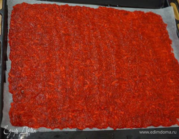 Противень застелить пергаментом, фруктовую массу выложить тонким слоем и разровнять, сушить в духовке при 80"С 4-4,5 часа.