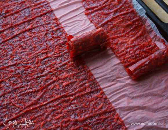 Ножом (для пиццы - очень удобно) порезать на полоски и свернуть рулетиком. Вот такие "мармеладки" получаются! Не тают, долго хранятся :)