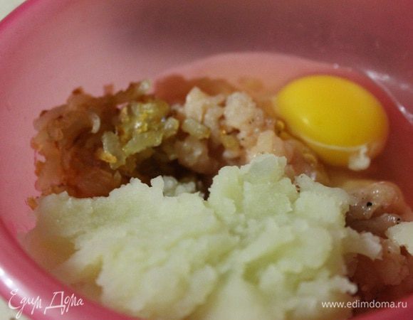 Куриное филе измельчить в мясорубке. Луковицу нарезать кубиками и обжарить в масле до золотистого цвета, остудить и добавить в фарш, туда же вбить яйцо, добавить картофельное пюре, посолить и поперчить. Два разных фарша готовы.
