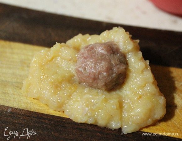 Теперь отщипываем фарш из телятины, скатываем маленький шарик, размером с грецкий орех. И кладем его на лепешечку из куриного фарша и соединяем края. Немножко приплюснем, создавая форму пухлой котлетки и обжариваем в масле с двух сторон до румяной корочки. (куриный фарш очень липкий, так что перед каждой котлеткой руки нужно смачивать водой.)