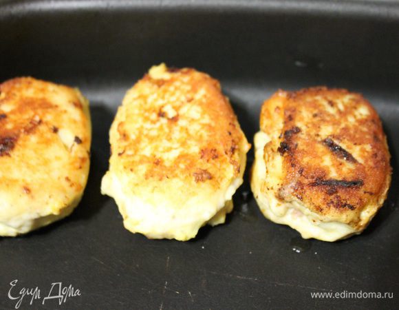 Обжаренные котлетки складываем в форму для запекания. Добавляем воды совсем немного, чтобы только закрыть дно формы.