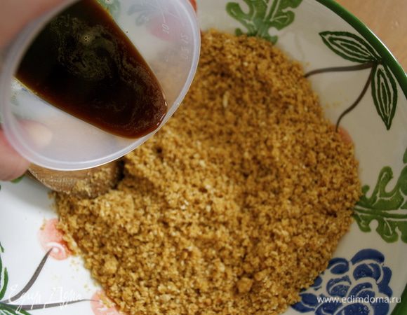 Кофе растворить в горячей воде и добавить к полученной крошке.