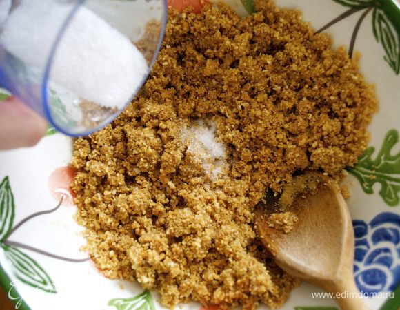 В конце добавить сахар. Перемешать.