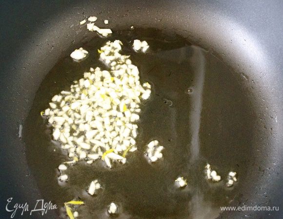 Томаты в собственном соку размять, а чеснок измельчить. В сковороде разогреть 2 ст.л. оливкового масла и положить обжариваться на среднем огне чеснок, постоянно помешивая, чтобы он ни в коем случае сильно не зарумянился!  