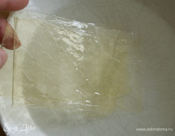 Тем временем листовой желатин замочить в холодной воде. Как только он размягчиться, отжать от лишней влаги и растворить в подогретых сливках.