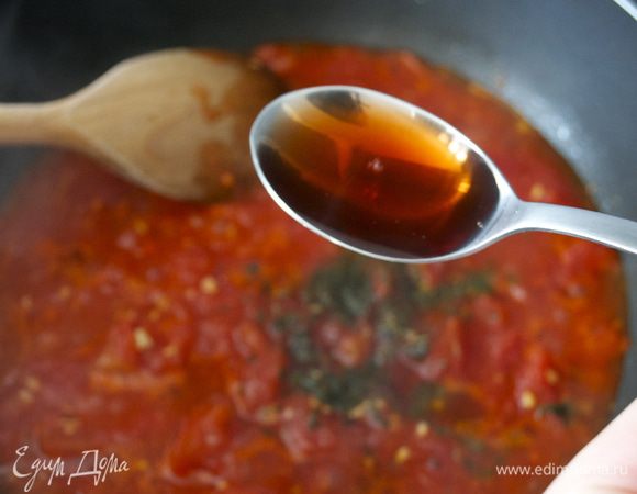 И винный уксус. Готовить, помешивая, около 10 минут до загустения соуса.