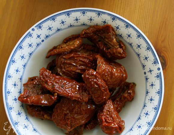 Тем временем вяленые томаты откинуть на дуршлаг, дать стечь лишнему маслу. 