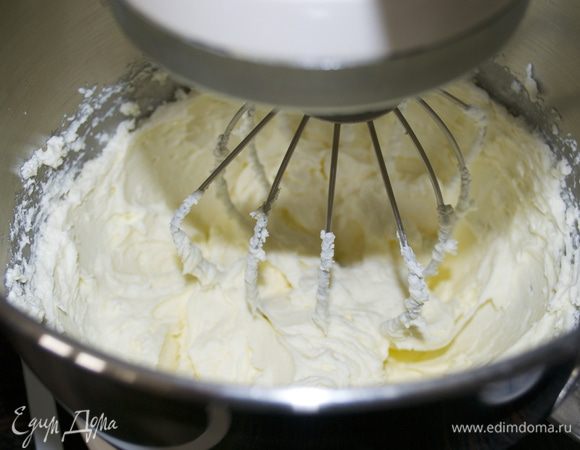 Оба вида сыра (филадельфия и маскарпоне) смешать в чаше миксера (можно вручную).