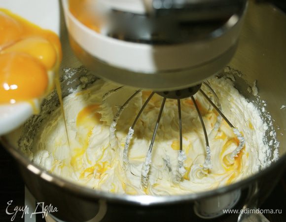 Добавить яичные желтки и сахар. Взбить до однородного состояния. 