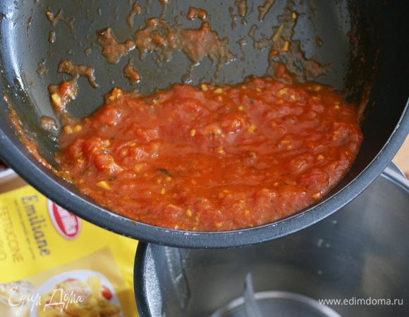 Полученную томатно-чесночную массу переложить в блендер.