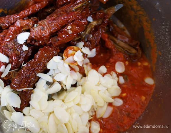 Добавить вяленые томаты, миндаль (у меня "лепестки") и измельчить.  