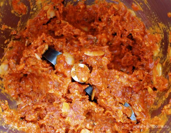 Добавить тонкой струйкой оставшееся оливковое масло и пюрировать массу еще раз. 