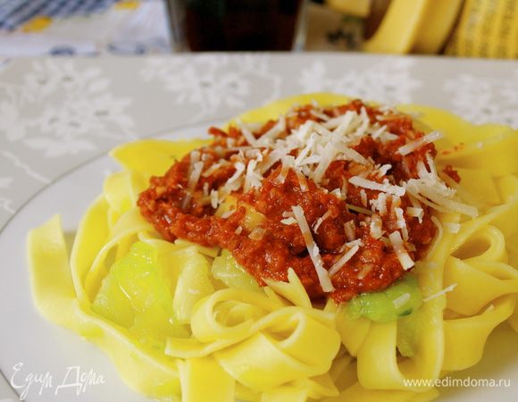 В большом количестве подсоленной воды отварить феттучине Barilla «аль-денте», за 3 минуты до готовности добавить к пасте ленты цукини. Готовую пасту слить. Разложить по тарелкам и сверху выложить 2-3 ст.л. песто... По желанию присыпать тертым сыром, типа Пармезан. 