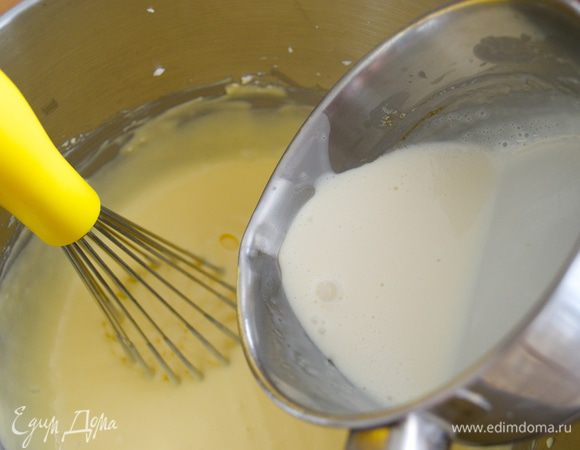 Затем влить сливки с желатином и перемешать.