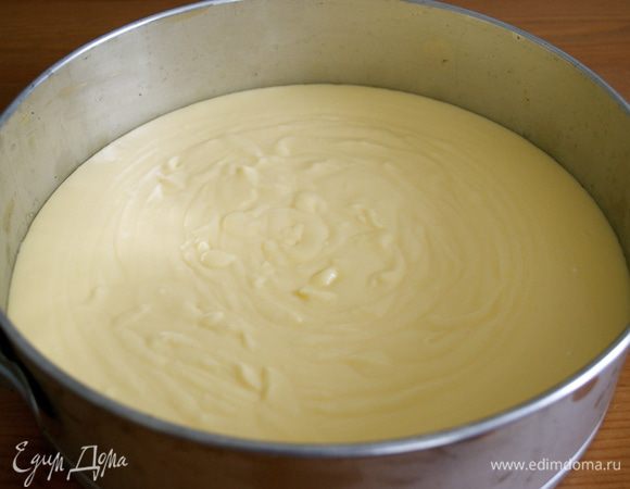 Форму достать из холодильника и выложить в нее крем. Поставить охлаждаться минимум на 4 часа (лучше на ночь).