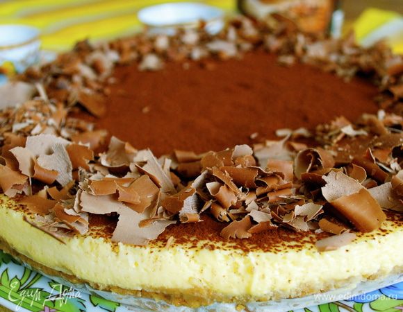 Готовый чизкейк "Тирамису" достать из формы. Поверхность торта присыпать обильно какао и украсить шоколадом..., по Вашему желанию... 