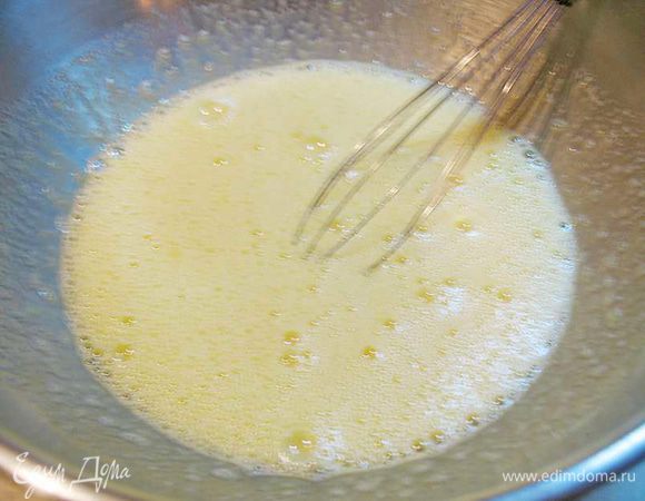 БИСКВИТ. Духовку разогреть до 230 градусов. Соединить желтки, яйца, 225 г сахара и ванильный сахар. Взбить.