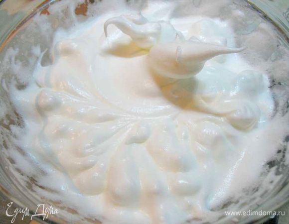 Белки с 25 г сахара взбить до устойчивых пиков. Сахар к взбитым белкам добавляем постепенно во время взбивания.