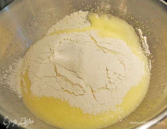 На яичную массу просеять муку и аккуратно перемешать.