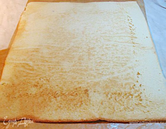 Противень застелить пергаментом. Тесто равномерно распределить на противне. Выпекаем бисквит в разогретой духовке 5 минут. Готовый бисквит переложить на подготовленную поверхность и снять пергамент. Охладить.