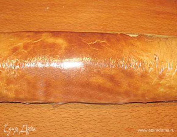 Завернуть в пленку и на 3 часа положить в морозилку. Заворачивать нужно плотно иначе потом суши могут развалиться.