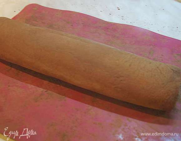 Достать затвердевший бисквит с кремом из морозилки и снять пленку. На силиконовый коврик просеять какао. Хорошо покатать ролл по какао, чтобы он полностью окрасился. Положить в холодильник на 30 минут чтобы подтаял. Нарезать на порциональные кусочки.