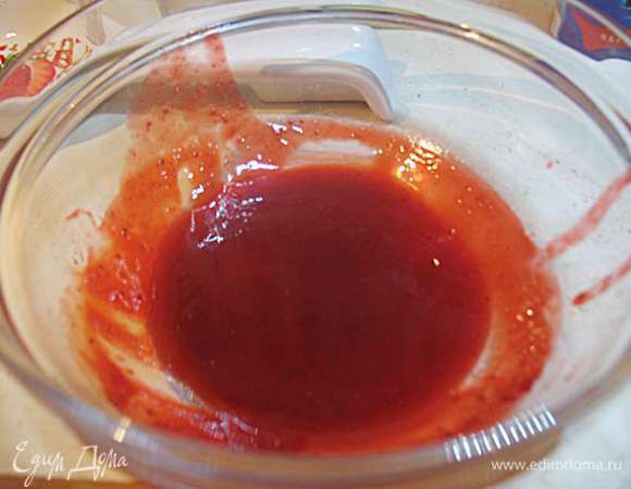 Приготовить сахарный сироп - взять по 35 г сахар и воду и сварить сироп. К сахарному сиропу добавить клубничное пюре и можно немного имбиря. Дать остыть. (забыла сфоткать, фоткала уже по ходу процесса)