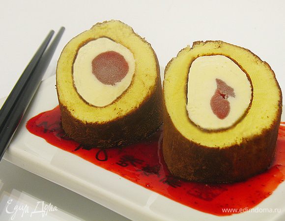 На тарелку налить клубничного соуса поставить суши "Тирамису". Приятного аппетита.