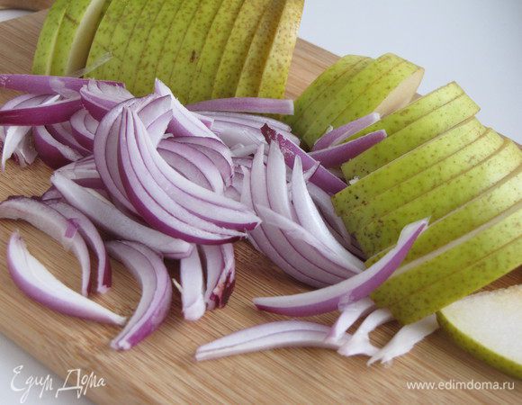 Груши разрежьте пополам, удалите семечки и нарежьте ломтиками толщиной 5 мм. Груши лучше выбирать сладкие и ароматные, но при этом твердые. У меня была одна большая груша. Очистите лук и нарежьте перьями толщиной 3-4 мм.