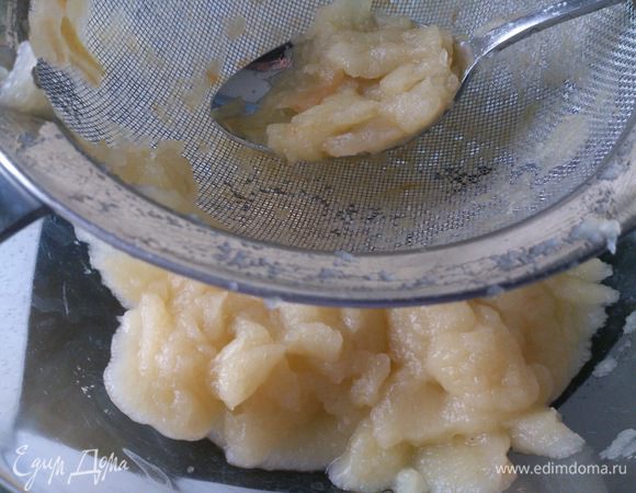 Протереть яблоки через сито и отделить необходимое количество пюре.