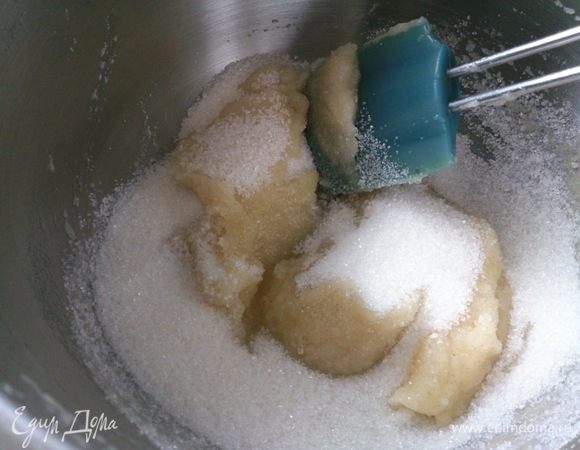 Смешать пюре с сахаром, добавить ваниль.