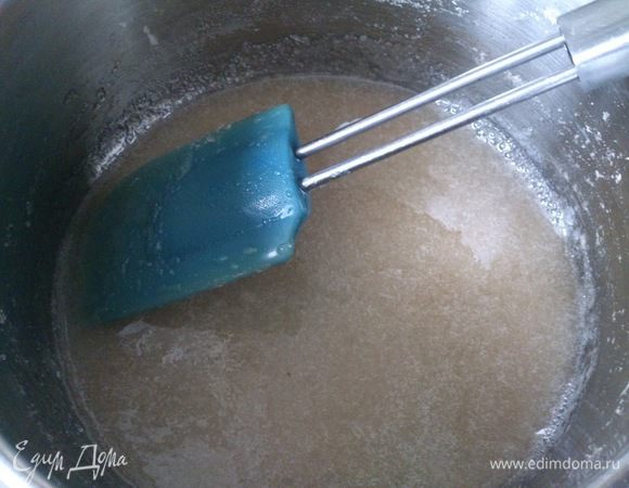 Всыпать сахар и прокипятить 5 минут.