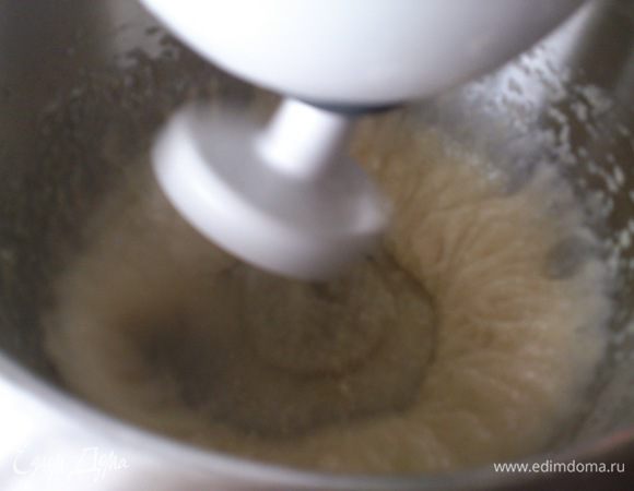 В тот момент, когда мы всыпали в сироп сахар, добавляем к пюре половину белка и начинаем взбивать на высокой скорости 3-4 минуты. Влить оставшийся белок и взбивать 3-5 минут до момента готовности сиропа.