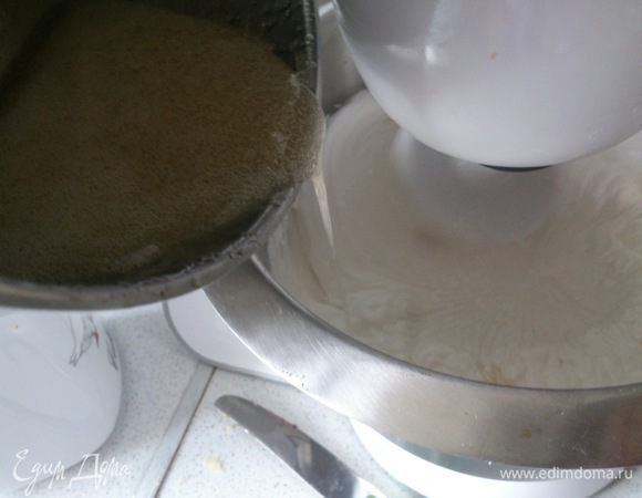 Как только сироп перестает пениться, продолжая взбивать яблочно-белковую массу, вливаем в нее сироп тонкой струйкой. 