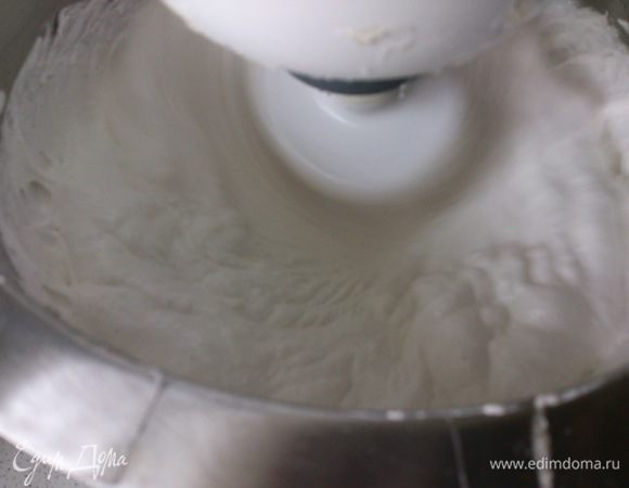 Взбиваем 10 минут. За это время масса увеличится в объеме и станет пышной.
