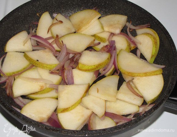 Добавьте в сковороду груши и готовьте, помешивая. Груши должны стать мягкими, но не распадаться.