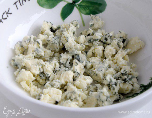 В это время раскрошите сыр вилкой на небольшие кусочки.