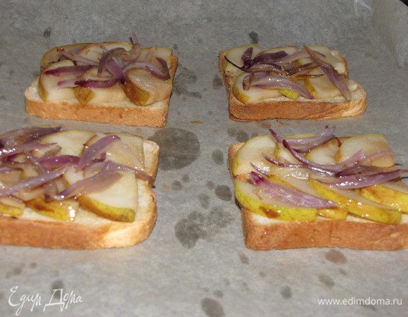 Выложите на поджаренный хлеб груши с луком.