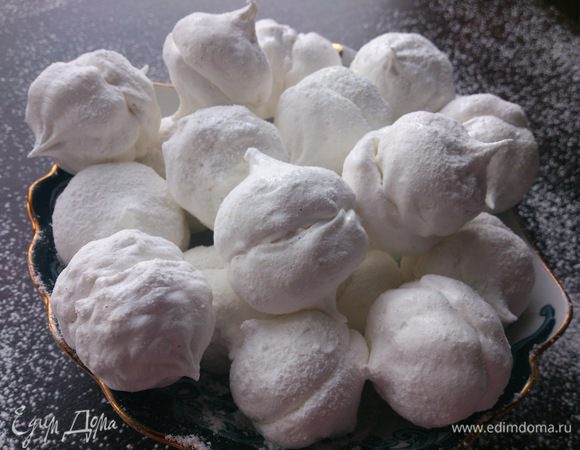 После сушки склеить половинки между собой и посыпать сахарной пудрой.