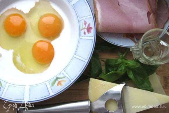 Разбить в миску яйца, добавить молоко.