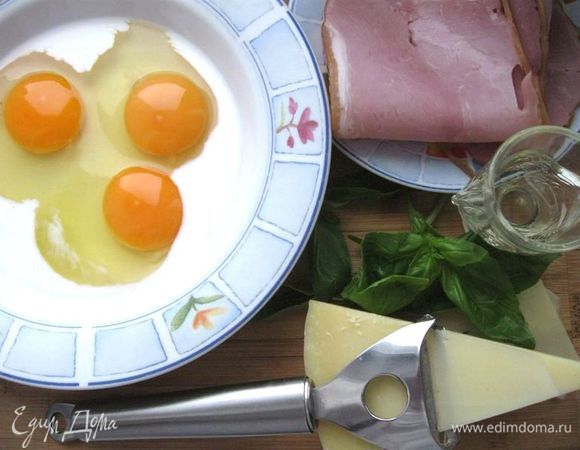 Разбить в миску яйца, добавить молоко.